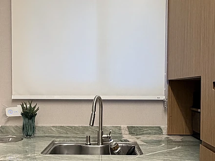Área gourmet com bancada de mármore verde e persiana Tela Solar 1% fechada sobre a cuba