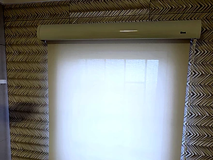 Banheiro com persiana Tela Solar 1% instalada