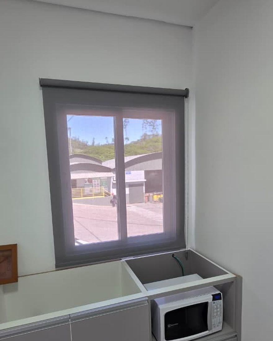 Persiana rolô tela solar 3% cinza instalada em copa