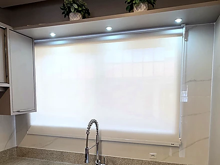 Cozinha com persiana Tela Solar 1% instalada