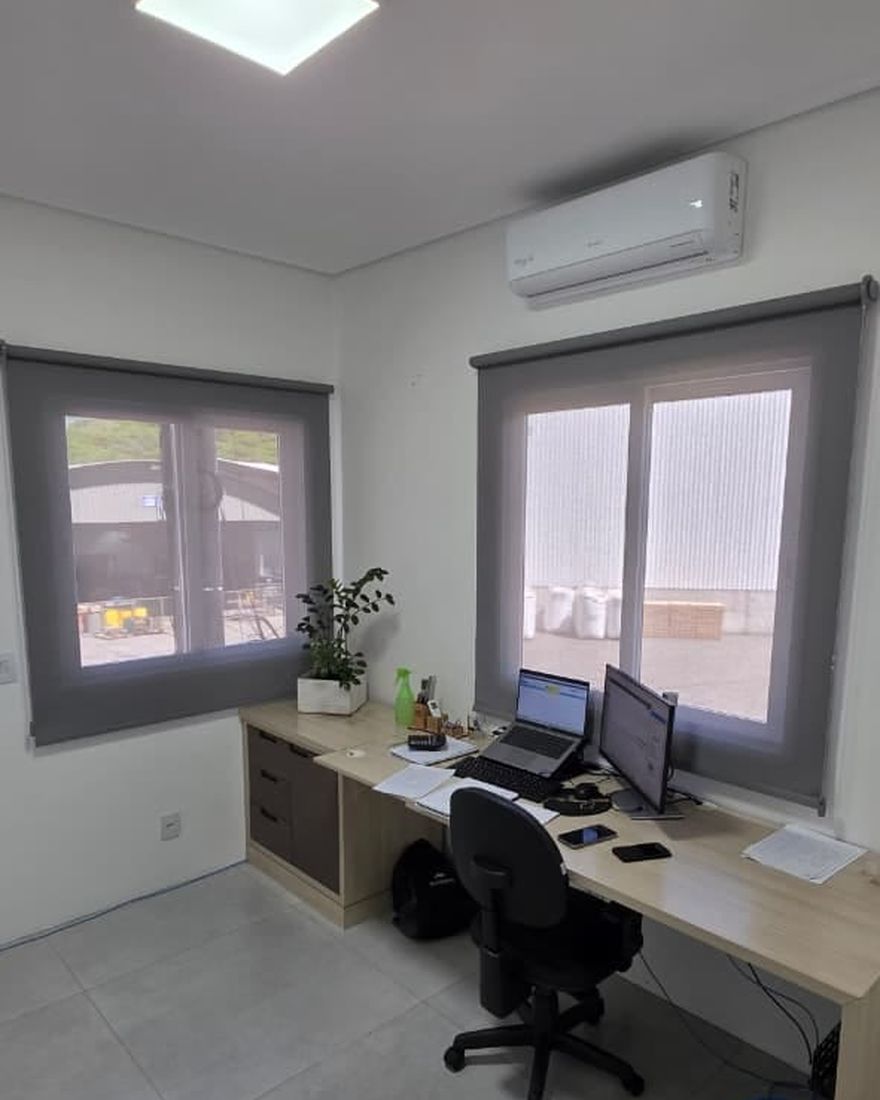 Persianas rolô tela solar 3% cinza em escritório