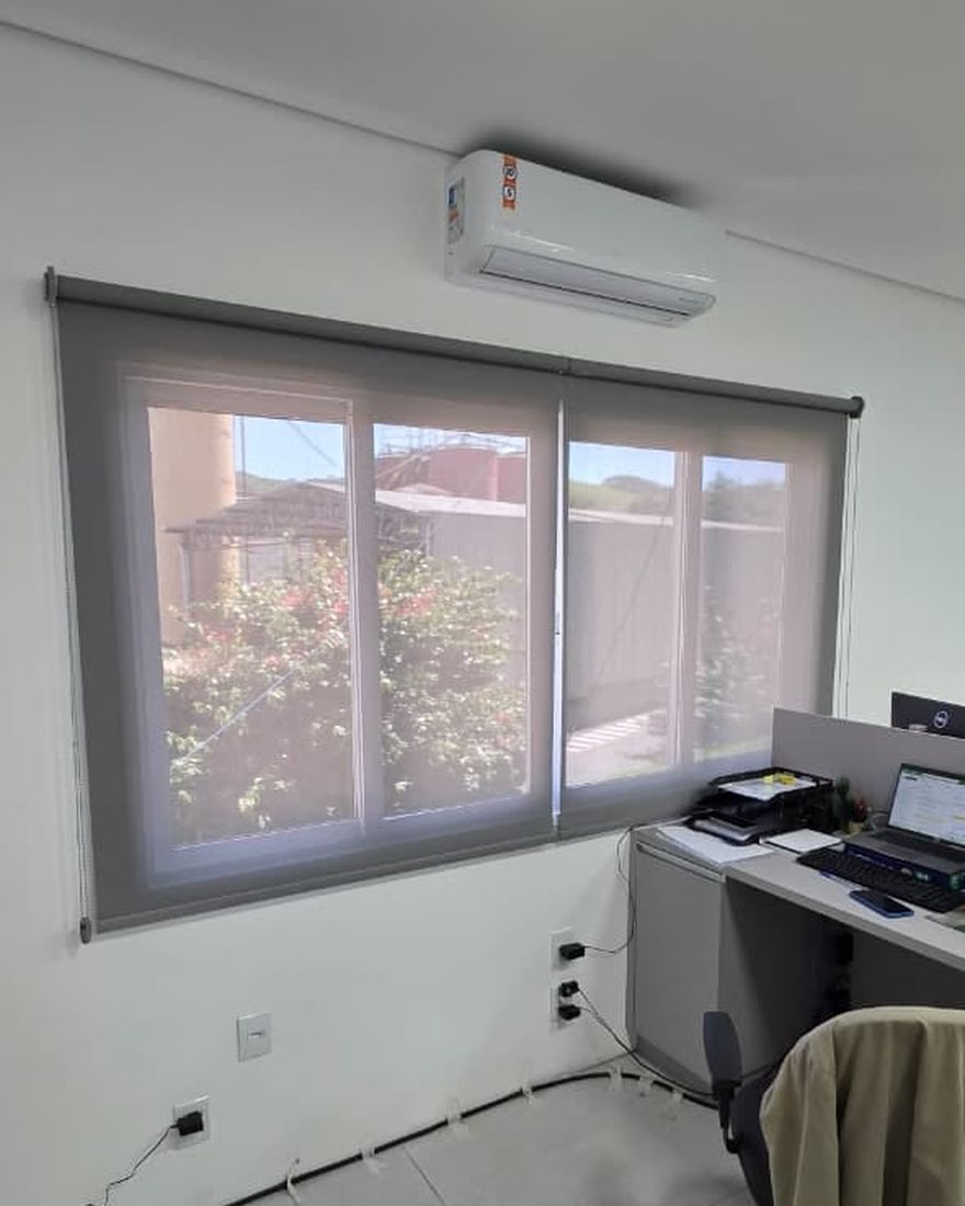 Persiana tela solar 3% cinza com vista para o jardim