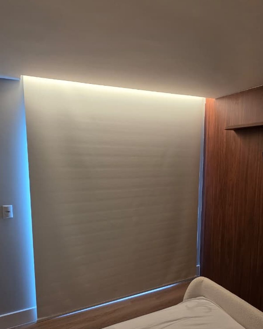 Persiana rolô blackout instalada em quarto